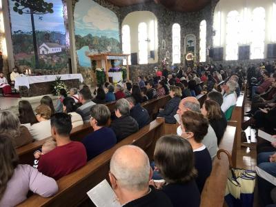 Missa dos Movimentos Marianos foi a 2ª celebração do dia no Santuário de Laranjeiras do Sul (12/10)